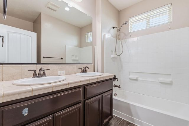 2977 Twinberry Avenue, Clovis, CA 93619