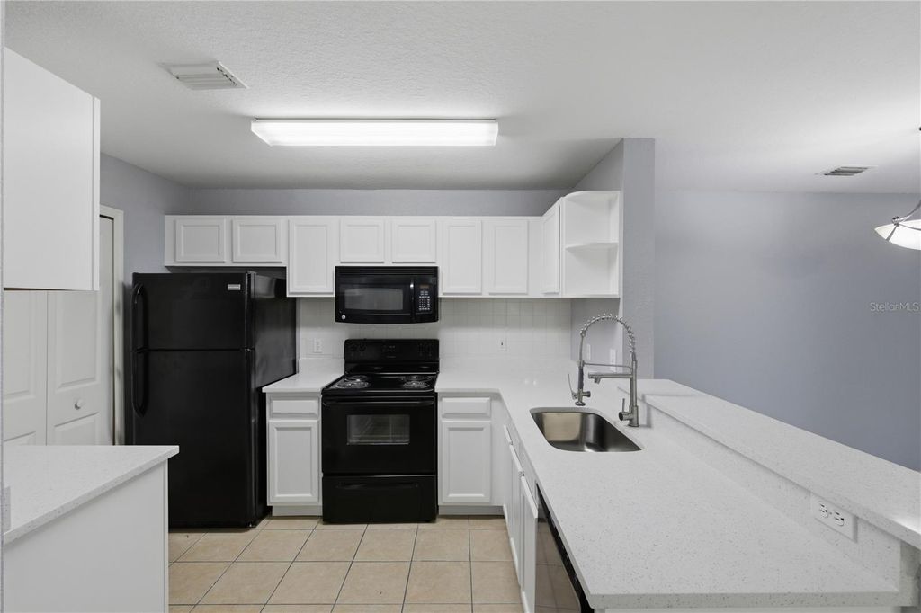 Image 7 of property listing at 7605 PISSARRO DRIVE 13204, Orlando, FL 32819