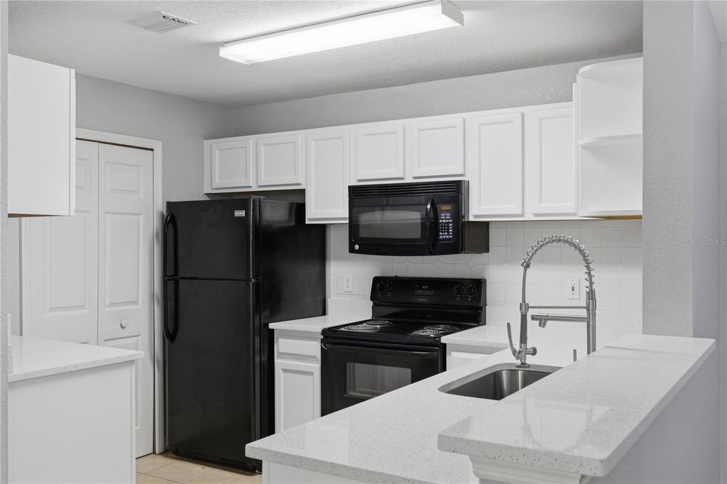 Image 9 of property listing at 7605 PISSARRO DRIVE 13204, Orlando, FL 32819