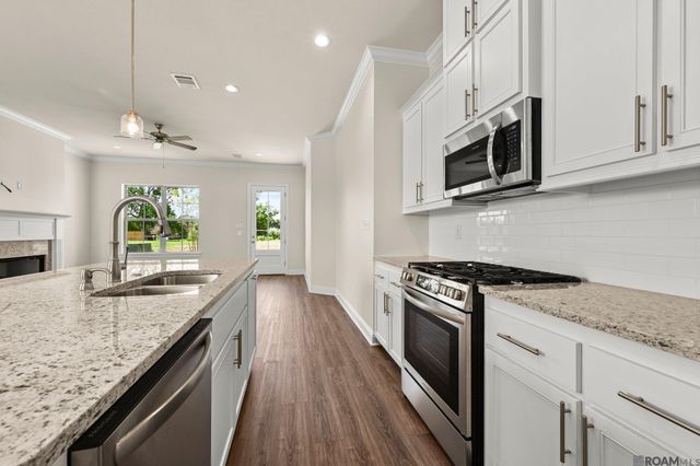 10440 Highcrest Dr, Denham Springs, LA 70706