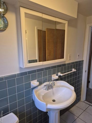 24260 Coolidge Highway, Oak Park, MI 48237