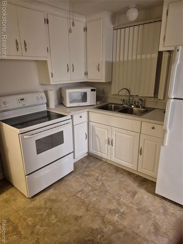 24260 Coolidge Highway, Oak Park, MI 48237