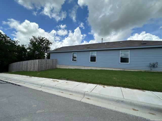 3735 Moon Hill, Marion, TX 78132