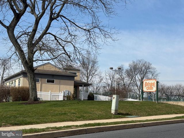 6106 SPRING KNOLL DR, Harrisburg, PA 17111