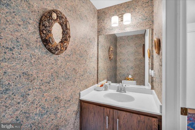 18 BRONWOOD DR, Voorhees, NJ 08043