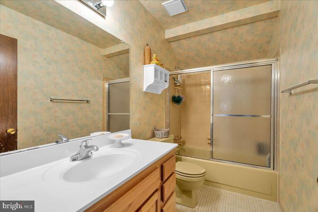 18 BRONWOOD DR, Voorhees, NJ 08043