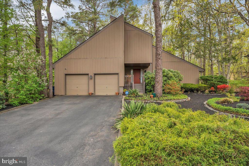 18 BRONWOOD DR, Voorhees, NJ 08043