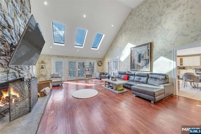 9 Cameron Road, Saddle River, NJ 07458