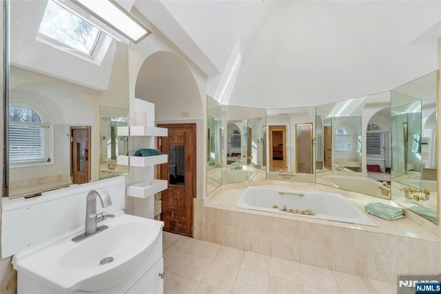 9 Cameron Road, Saddle River, NJ 07458