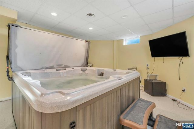 9 Cameron Road, Saddle River, NJ 07458