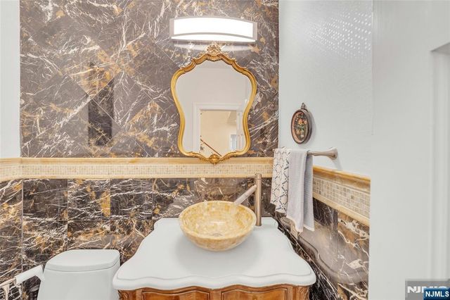 9 Cameron Road, Saddle River, NJ 07458