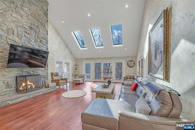 9 Cameron Road, Saddle River, NJ 07458