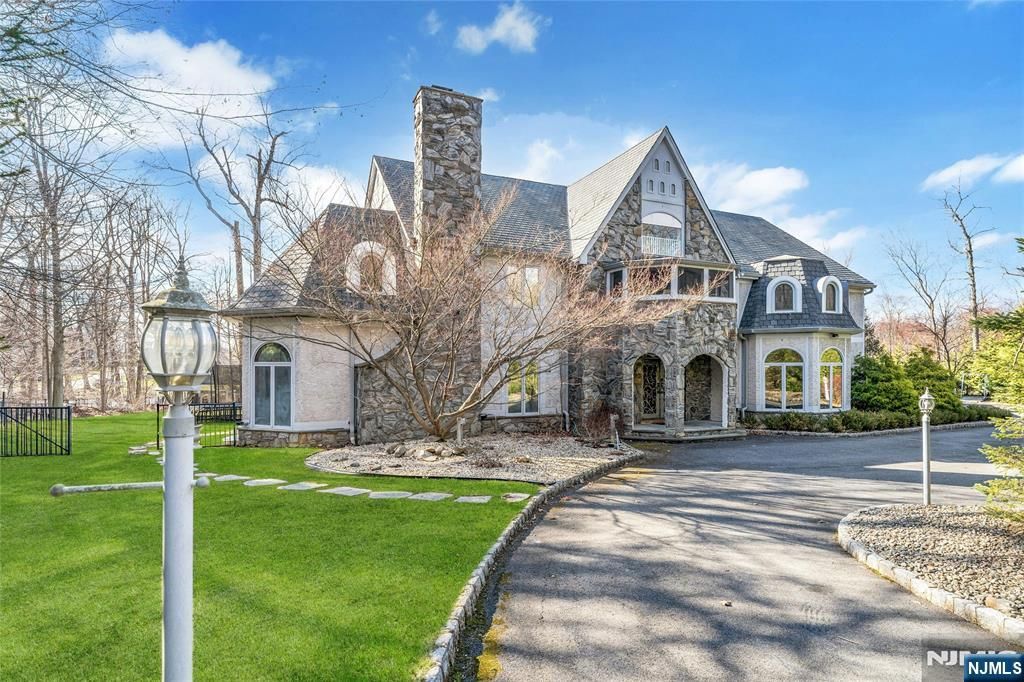 9 Cameron Road, Saddle River, NJ 07458