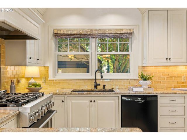 3230 Ne US Grant Pl, Portland, OR 97212