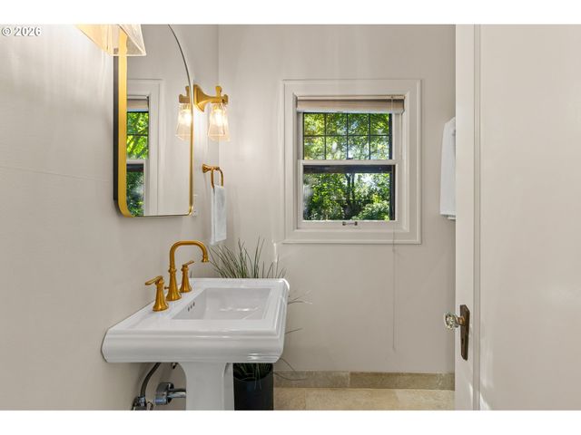 3230 Ne US Grant Pl, Portland, OR 97212