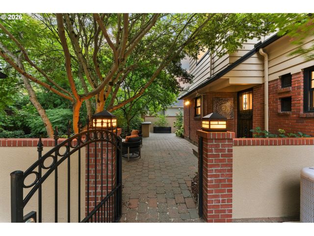 3230 Ne US Grant Pl, Portland, OR 97212