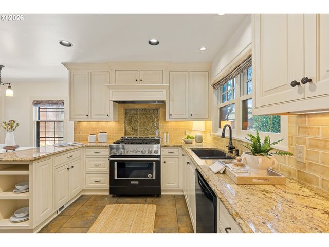 3230 Ne US Grant Pl, Portland, OR 97212