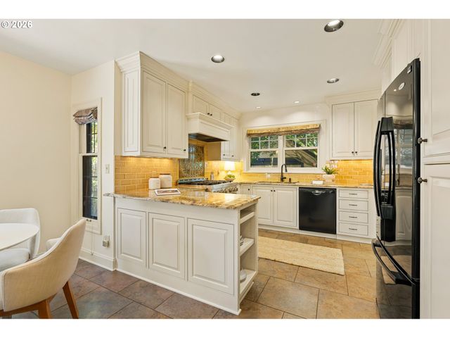 3230 Ne US Grant Pl, Portland, OR 97212
