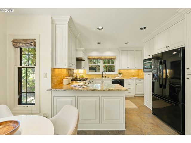 3230 Ne US Grant Pl, Portland, OR 97212