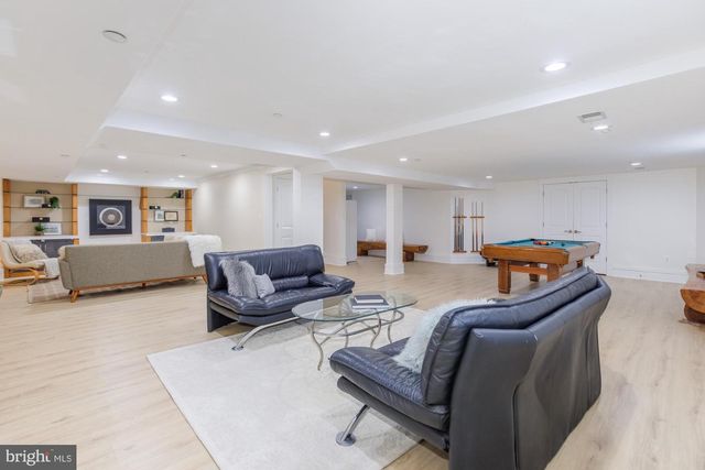 9715 SINGLETON DR, Bethesda, MD 20817