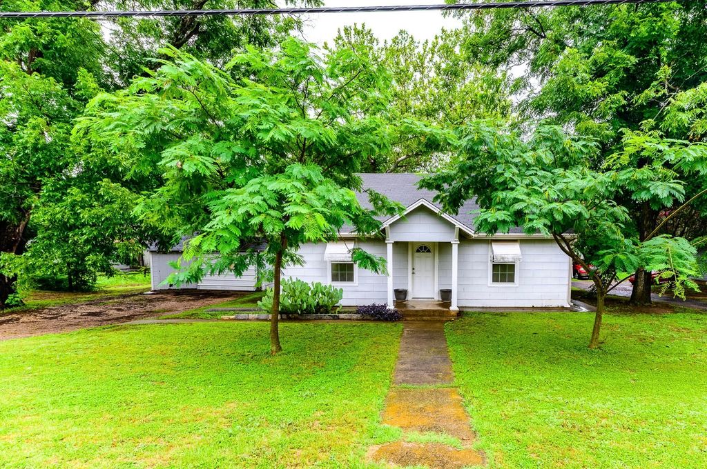 409 S College Drive, Keene, TX 76059