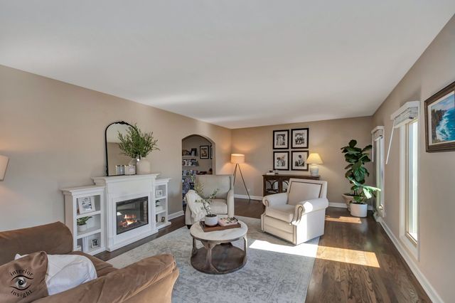 3 Hobson Court, Woodridge, IL 60517