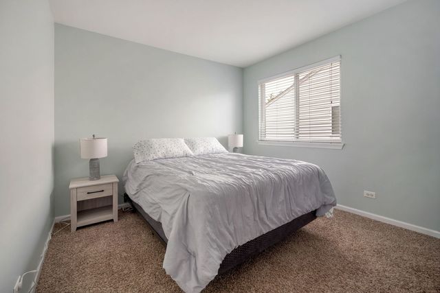 1832 Stirling Lane, Montgomery, IL 60538
