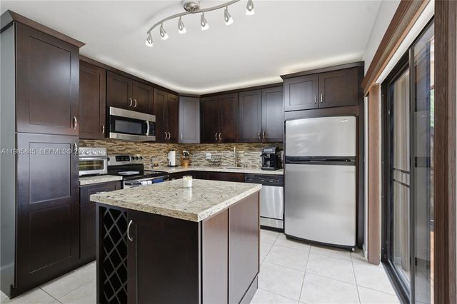 752 NW 98th Way, Plantation, FL 33324