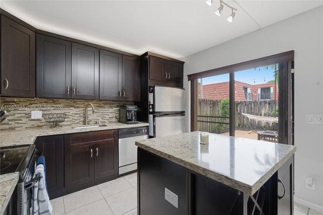 752 NW 98th Way, Plantation, FL 33324