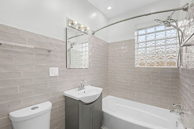 2950 W waveland Avenue 1, Chicago, IL 60618