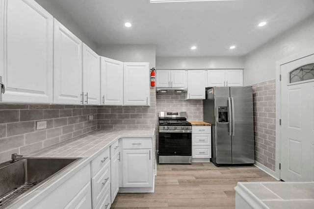 2950 W waveland Avenue 1, Chicago, IL 60618