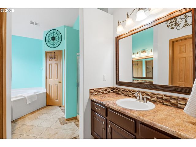 15694 Se UPMAN Way, Damascus, OR 97089