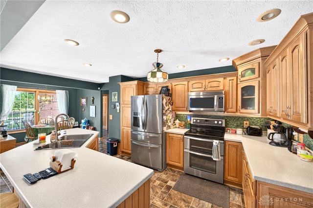 913 Golden Beech Drive, Brookville, OH 45309