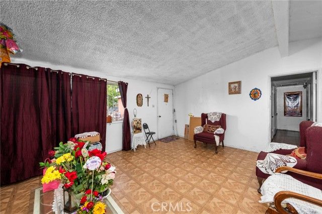 526 Nottingham Avenue, Santa Ana, CA 92703