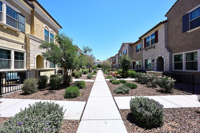 1823 E Chelsea Lane 102, Gilbert, AZ 85295