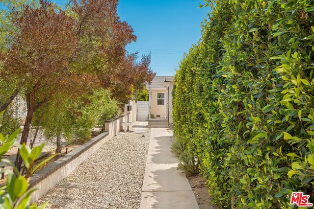 8430 Wiley Post Avenue, Los Angeles, CA 90045