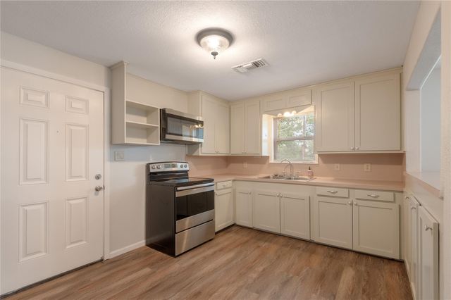 145 Pine Hollow Lane, Huntsville, TX 77320