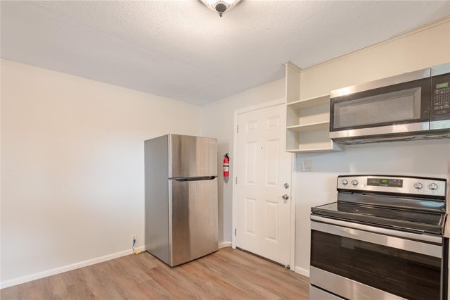 145 Pine Hollow Lane, Huntsville, TX 77320