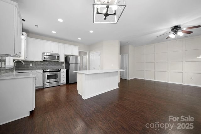 136 E Morehouse Avenue, Mooresville, NC 28117