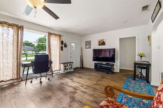 1107 W Hull Street, Denison, TX 75020