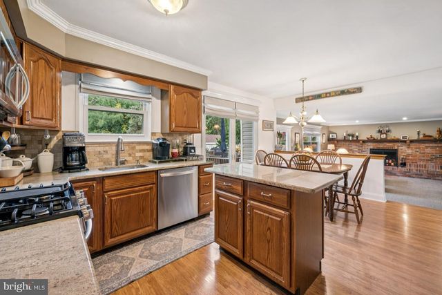 21 LANCELOT LN, Mount Laurel, NJ 08054