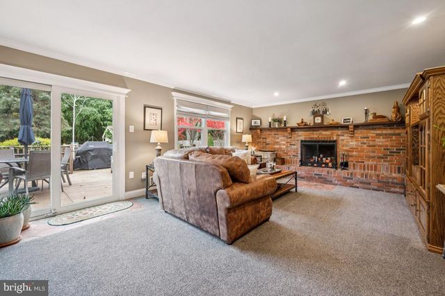 21 LANCELOT LN, Mount Laurel, NJ 08054