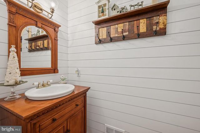 21 LANCELOT LN, Mount Laurel, NJ 08054