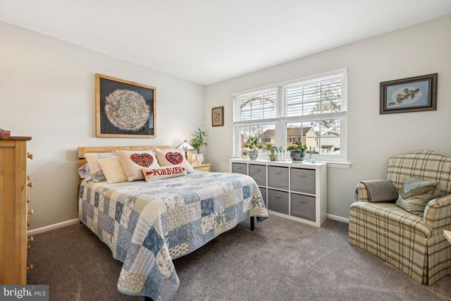 21 LANCELOT LN, Mount Laurel, NJ 08054