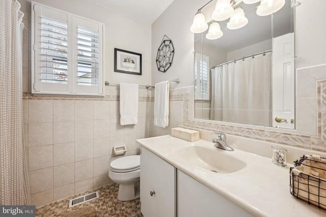 21 LANCELOT LN, Mount Laurel, NJ 08054