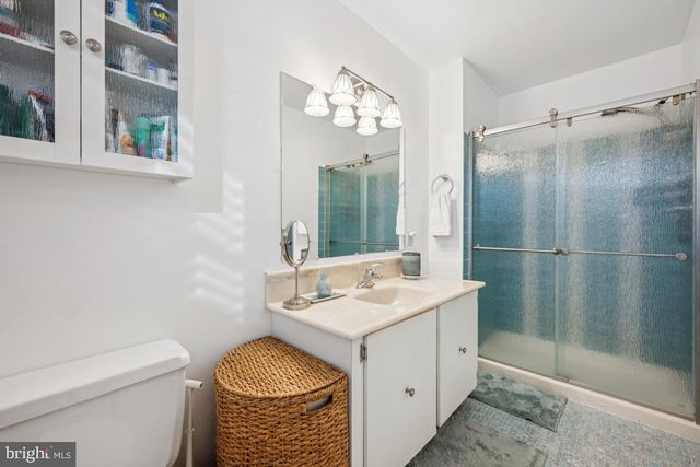 21 LANCELOT LN, Mount Laurel, NJ 08054