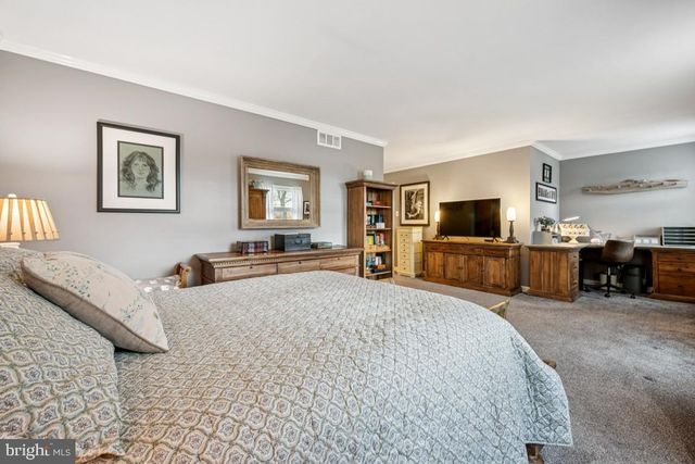 21 LANCELOT LN, Mount Laurel, NJ 08054