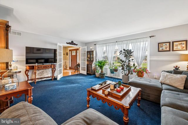 21 LANCELOT LN, Mount Laurel, NJ 08054