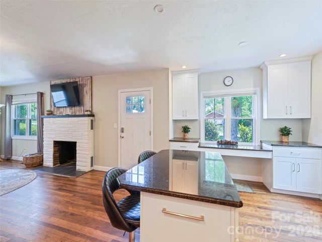 1909 Arlington Place, Hendersonville, NC 28791