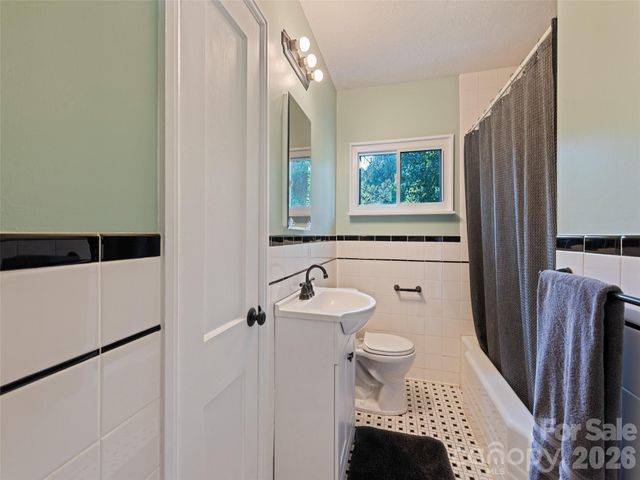 1909 Arlington Place, Hendersonville, NC 28791